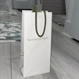 Van Cleef & Arpels White shopping Bag 12 x 6 x 3.75 inches